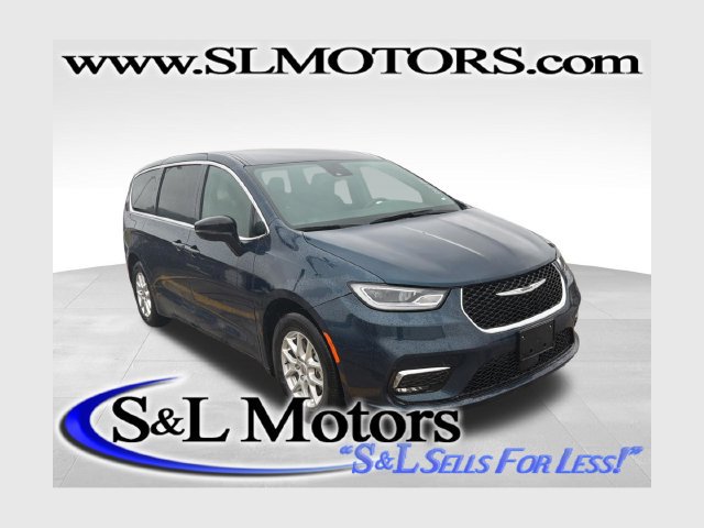 Used 2025 Chrysler Pacifica Select FWD image 1