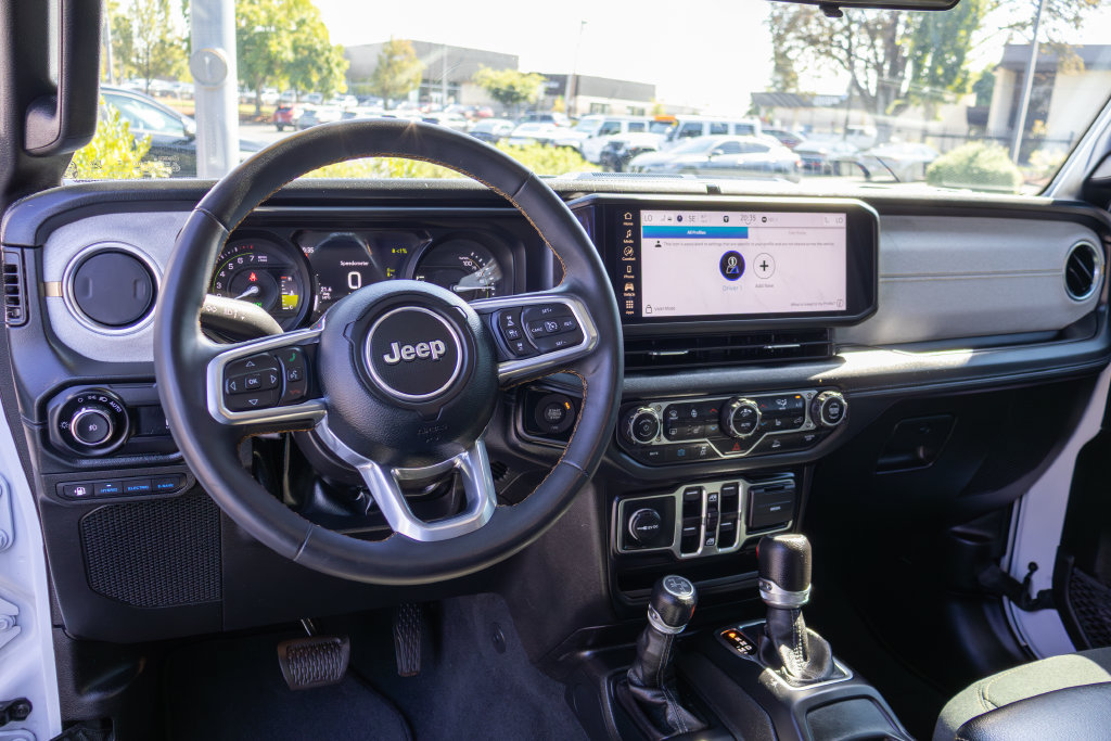 Used 2024 Jeep Wrangler Unlimited Sahara AWD/4WD image 16