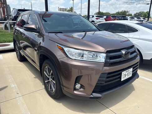 Used 2017 Toyota Highlander XLE AWD/4WD image 3