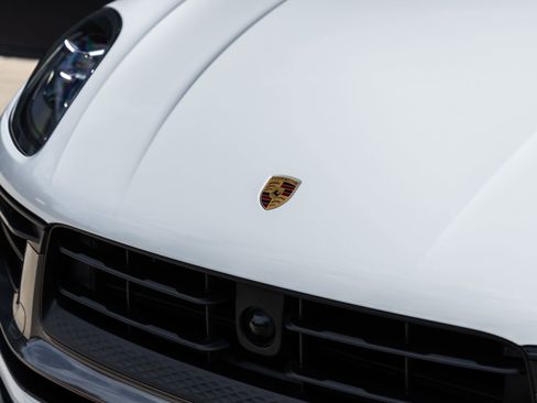 Certified 2023 Porsche Macan Turbo AWD/4WD image 18