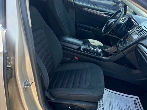Used 2017 Ford Fusion SE w/ Fusion SE Technology Package image 15