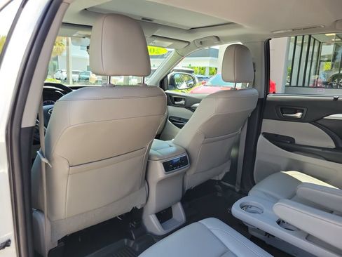 Used 2019 Toyota Highlander XLE AWD/4WD image 9