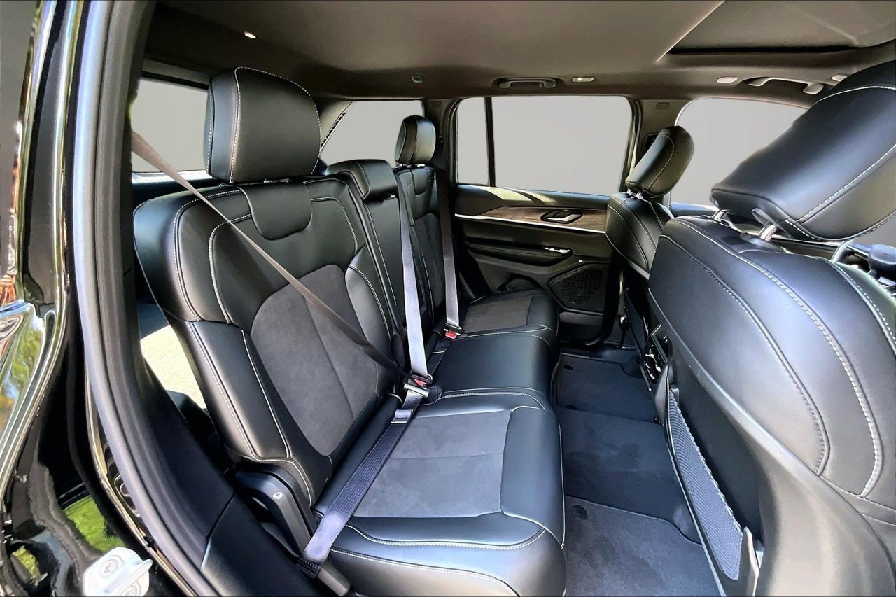 New 2027 Jeep Grand Cherokee Altitude RWD image 19