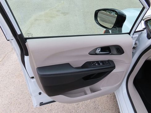 Certified 2024 Chrysler Pacifica Touring-L FWD image 22