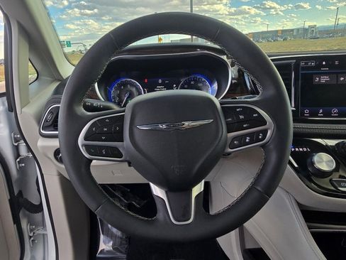 Used 2022 Chrysler Pacifica Limited FWD image 29