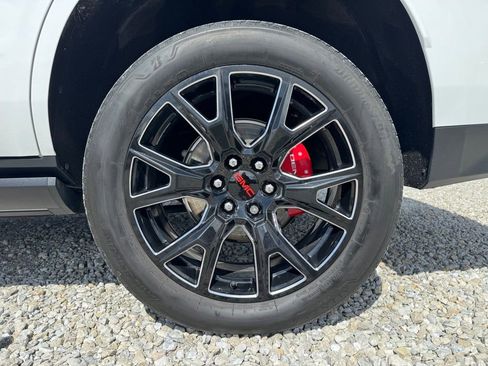 Used 2021 GMC Yukon Denali w/ Denali Premium Package image 16