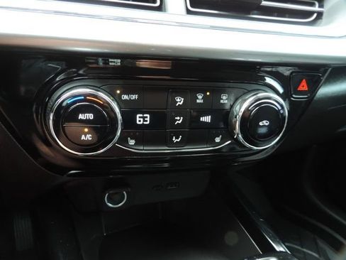 Certified 2025 Chevrolet Trax LT w/ LT Convenience Package image 25