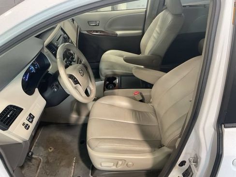 Used 2014 Toyota Sienna XLE FWD image 18