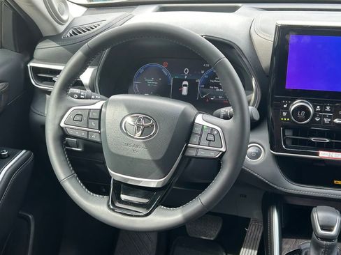 Used 2025 Toyota Highlander Platinum AWD/4WD image 48