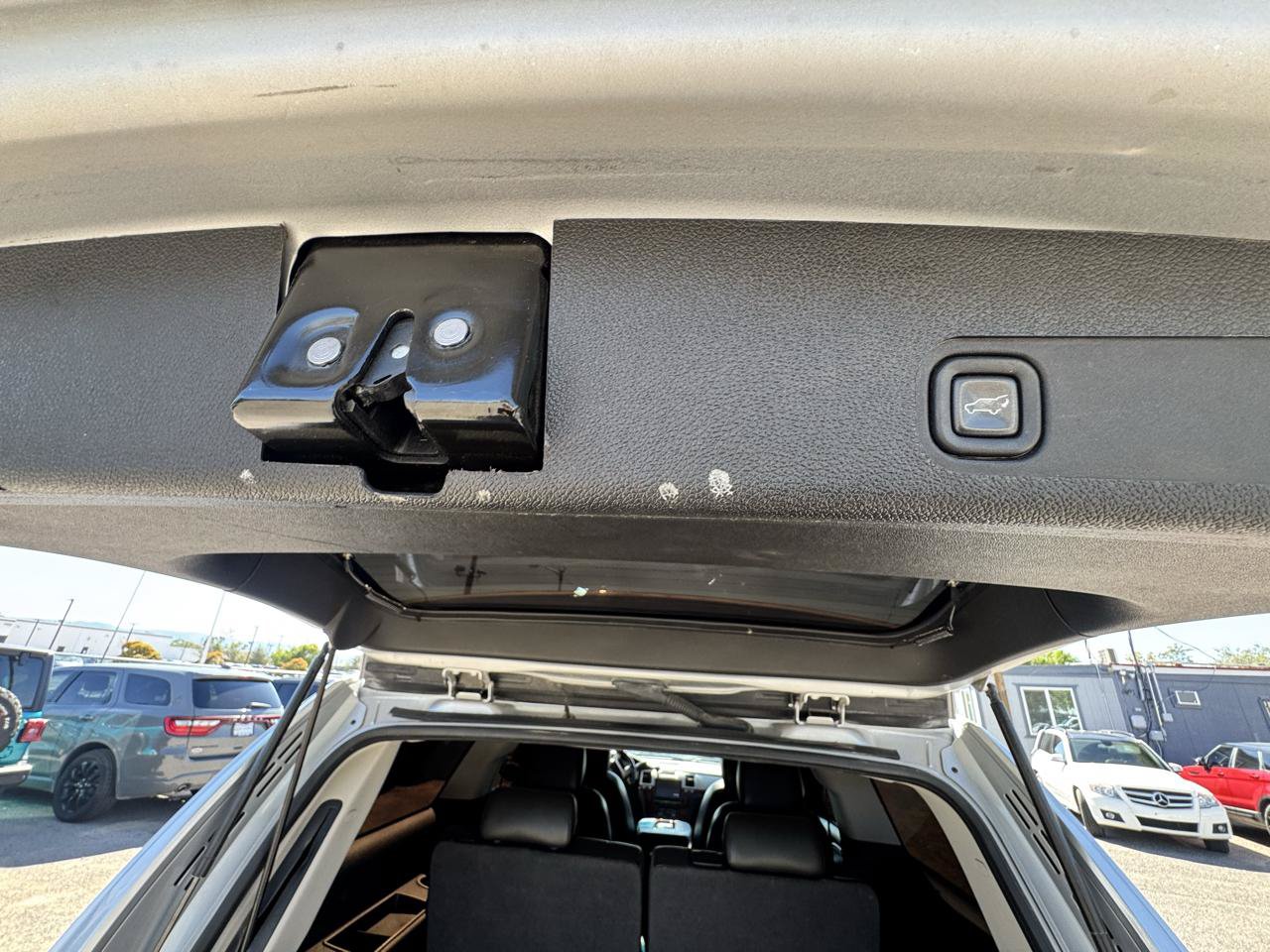 Used 2013 Cadillac Escalade ESV Premium AWD/4WD image 16