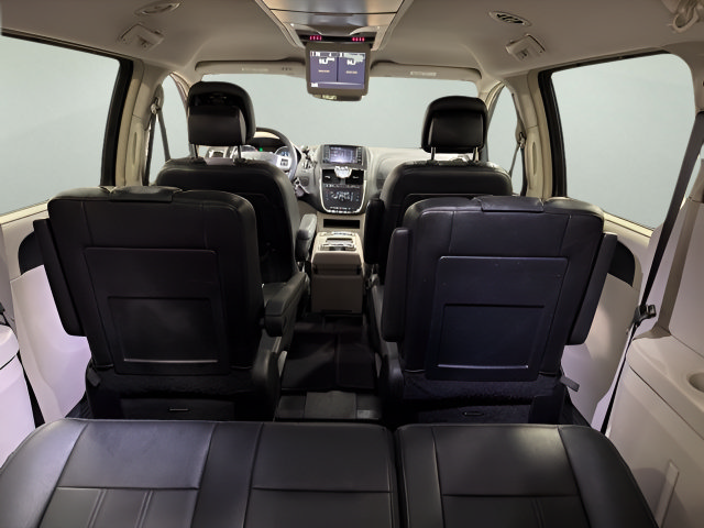 Used 2015 Chrysler Town & Country Touring FWD image 29