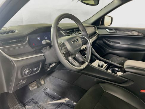 Used 2023 Jeep Grand Cherokee Altitude AWD/4WD image 9