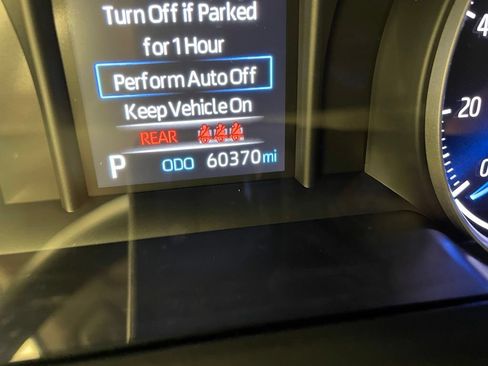 Used 2022 Toyota Venza LE AWD/4WD image 17