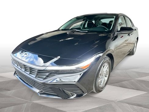 Used 2026 Hyundai Elantra SE FWD image 1