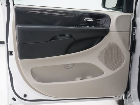 Used 2018 Dodge Grand Caravan SE w/ UConnect Hands-Free Group image 15