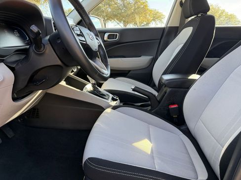 Used 2025 Hyundai Venue SEL image 27