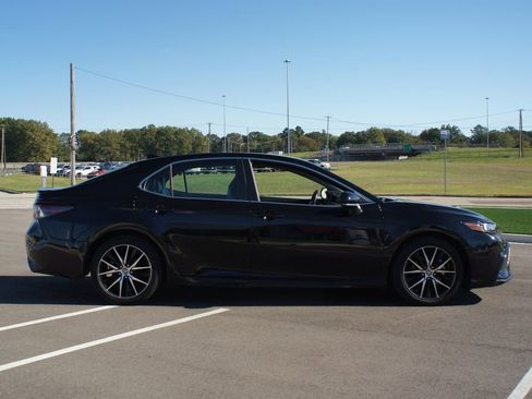 Used 2023 Toyota Camry SE image 19