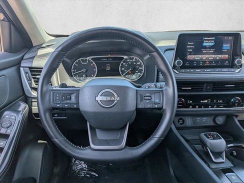 Used 2025 Nissan Rogue SV FWD image 14