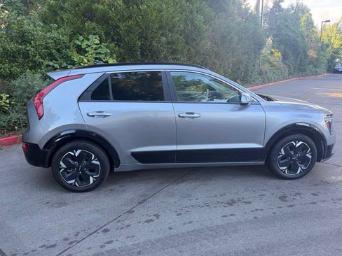 Certified 2023 Kia Niro Wave w/ Wave Preserve Package FWD image 2