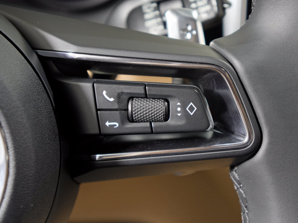 Certified 2025 Porsche Macan AWD/4WD image 28