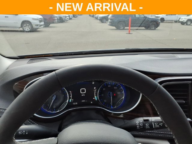 Used 2024 Chrysler Pacifica Limited FWD image 28