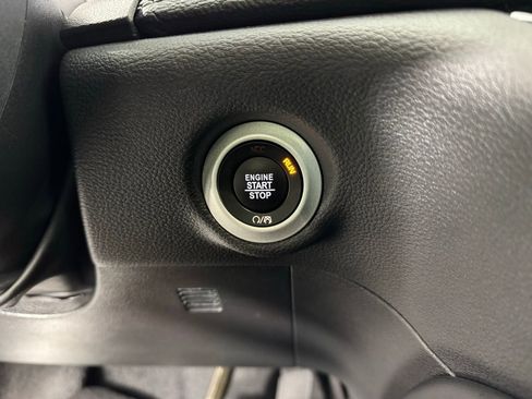 Used 2025 Chrysler Pacifica Limited image 22