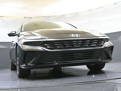 Used 2025 Hyundai Elantra Limited FWD image 42