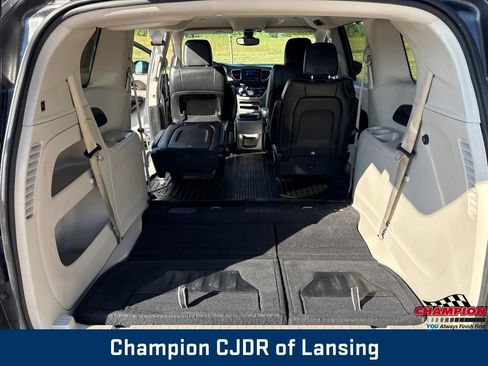 Used 2017 Chrysler Pacifica Touring-L w/ Tire & Wheel Group FWD image 17