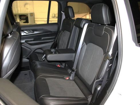 Used 2025 Jeep Grand Cherokee Altitude image 30