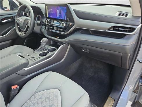 Used 2023 Toyota Highlander Bronze Edition image 24
