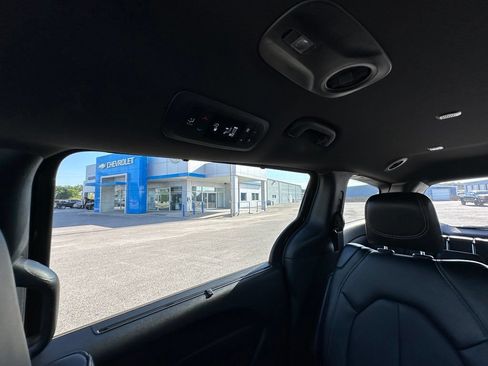 Used 2025 Chrysler Pacifica Select FWD image 47