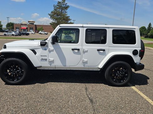 Used 2024 Jeep Wrangler Unlimited Sahara AWD/4WD image 4