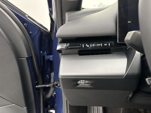 Used 2025 BMW 530i xDrive w/ Premium Package image 31