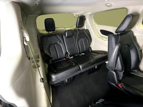 Used 2024 Chrysler Pacifica Select image 26