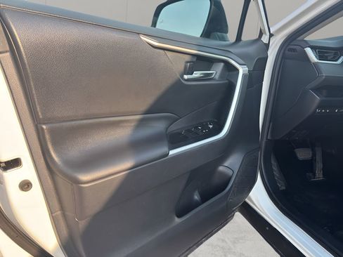 Used 2019 Toyota RAV4 XLE w/ Convenience Package image 16