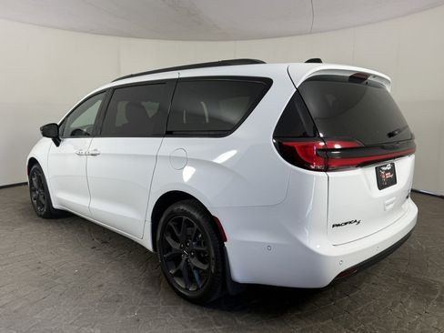Used 2024 Chrysler Pacifica Limited w/ Uconnect Theater Family Group AWD/4WD image 5