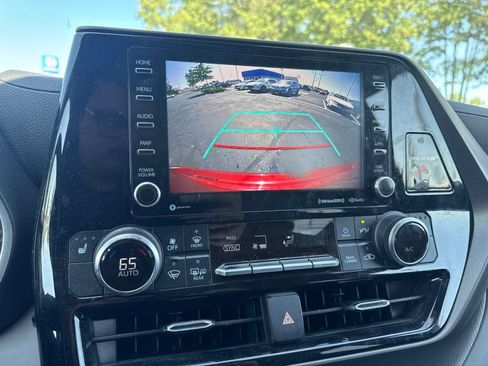 Used 2021 Toyota Highlander XLE AWD/4WD image 16