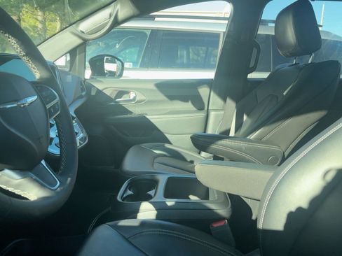 Used 2025 Chrysler Pacifica Select image 10