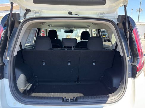 Used 2025 Kia Soul LX w/ LX Technology Package FWD image 30