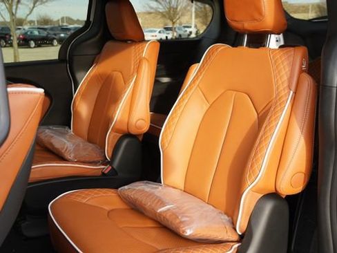 New 2026 Chrysler Pacifica Pinnacle image 13