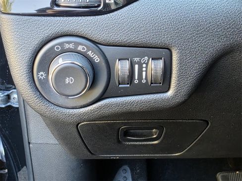 Used 2021 Jeep Cherokee Latitude Plus image 26