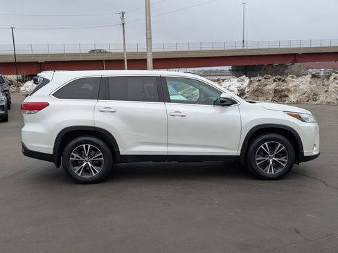 Used 2019 Toyota Highlander LE image 3