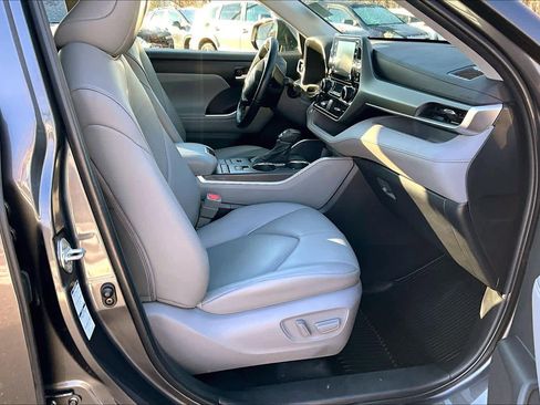 Certified 2022 Toyota Highlander XLE image 7