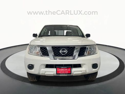 Used 2019 Nissan Frontier SV image 2