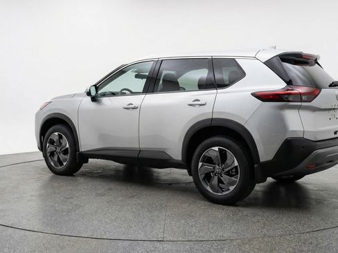 Used 2025 Nissan Rogue SV FWD image 6