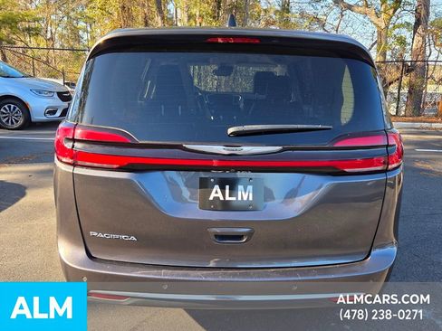 Used 2023 Chrysler Pacifica Touring-L image 4