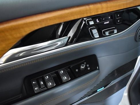 Used 2022 Jeep Grand Wagoneer Series II w/ Convenience Group III image 8