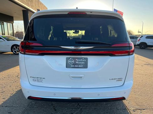 Used 2023 Chrysler Pacifica Limited w/ Uconnect Theater Family Group image 7