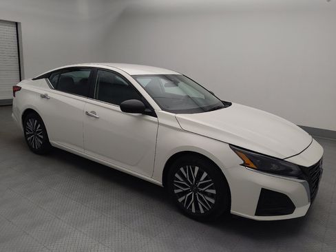 Used 2025 Nissan Altima 2.5 SV FWD image 11