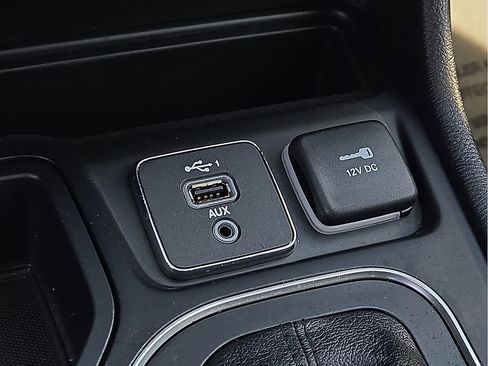 Used 2021 Jeep Cherokee Latitude w/ Mopar Interior Package FWD image 15